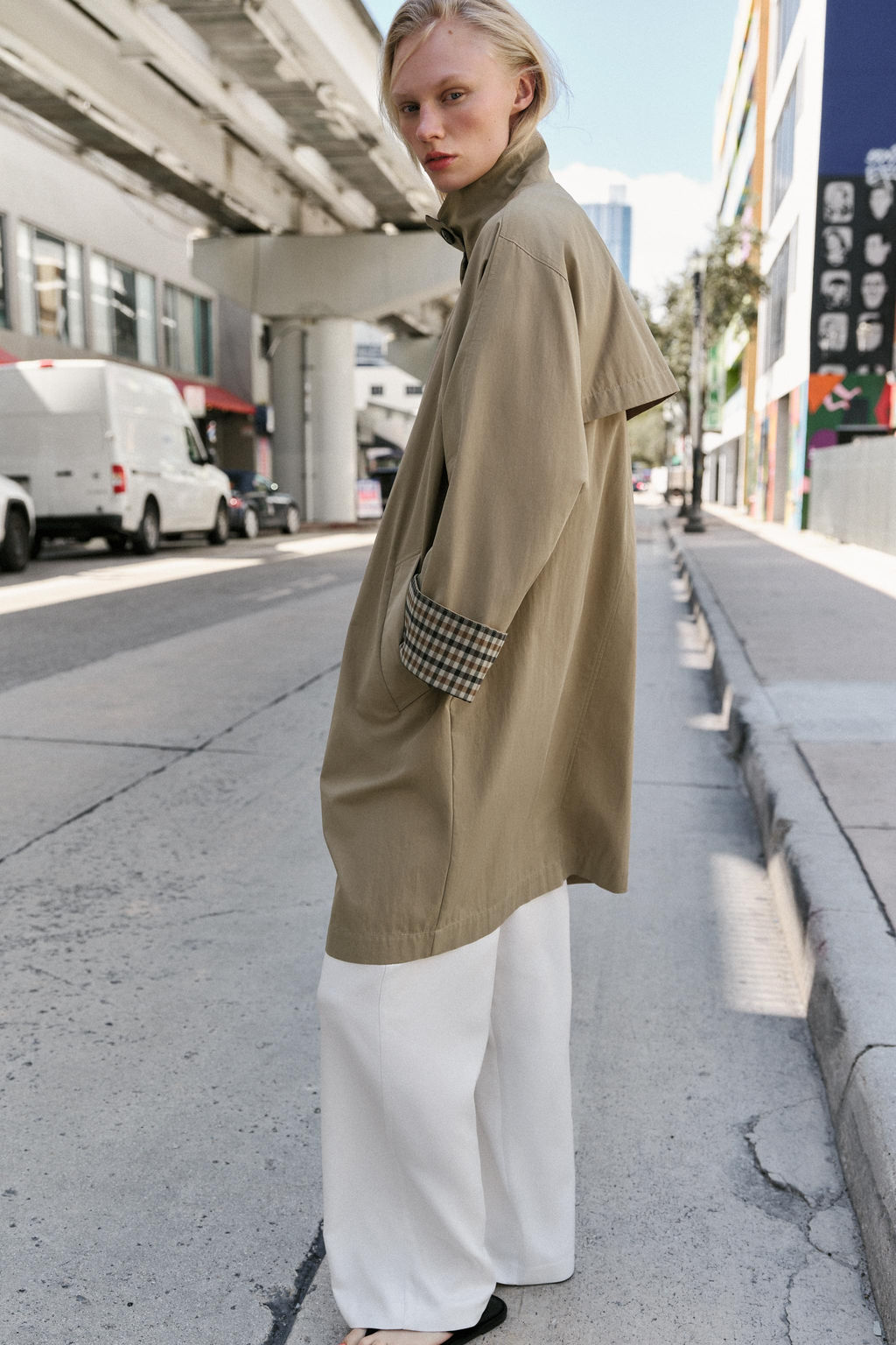 OVERSIZE TRENCH COAT WITH CHECK CUFFS - Zara фото 6