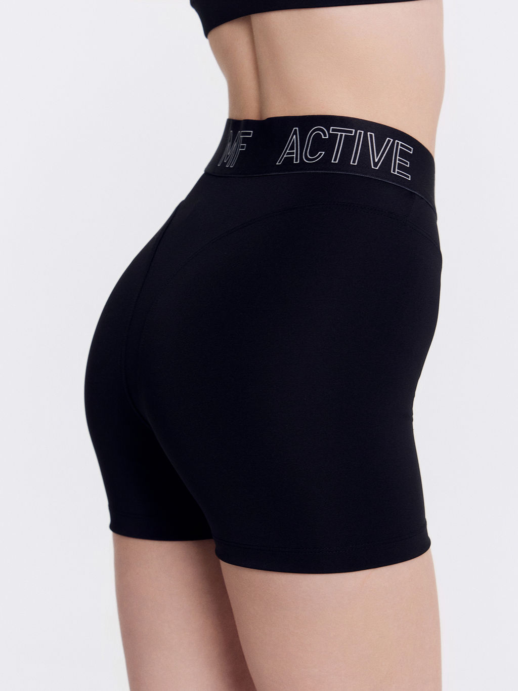 Шорты женские в черном цвете