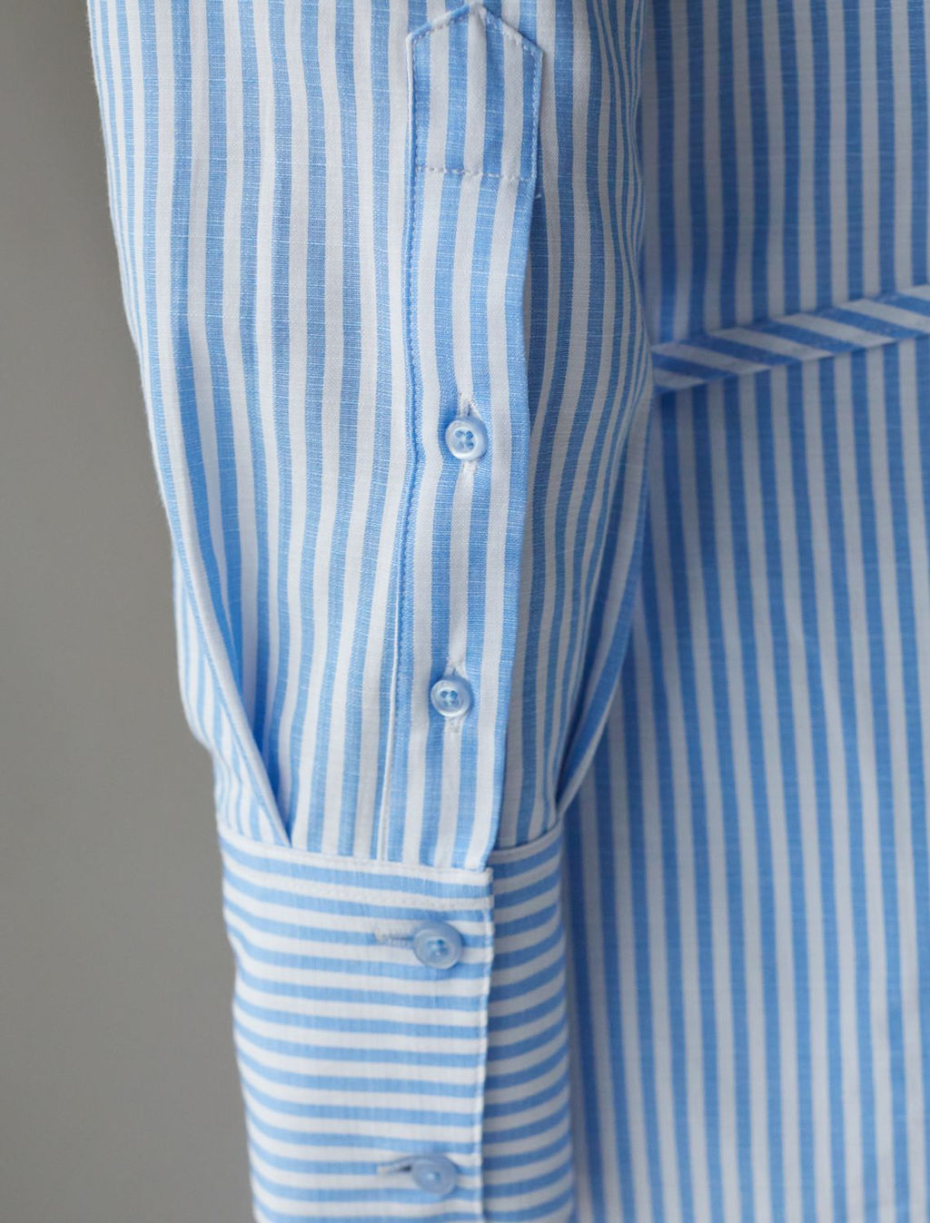 Удлиненная блузка с поясом в тонкую полоску из эластичного хлопка - Vilatte фото 2