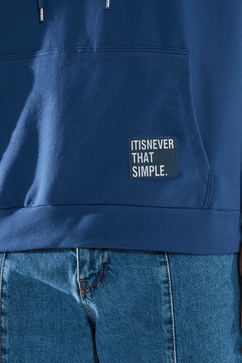 Indigo Kapusonlu Oversize/Genis Kesim Uzun Kol Etiket Aplikeli Sweatshirt TMNSS21SW0221