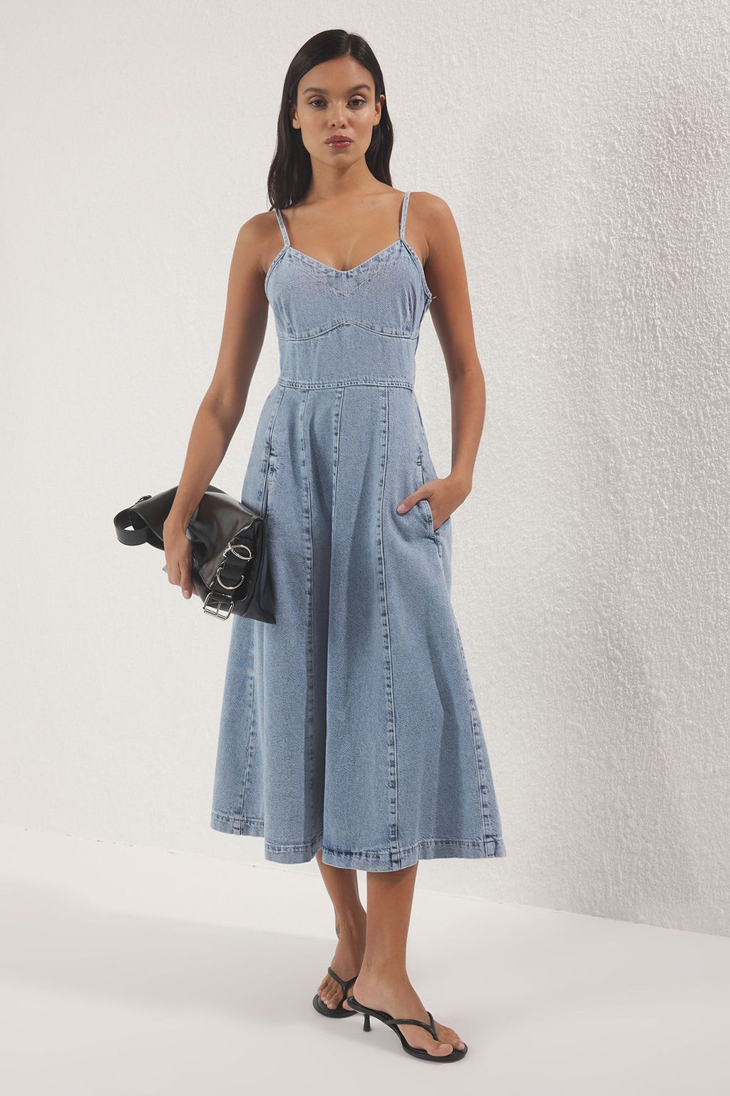 Trendyolmilla Ac?k Mavi V Yaka Ask?l? Midi Denim Elbise TWOSS25EL00737