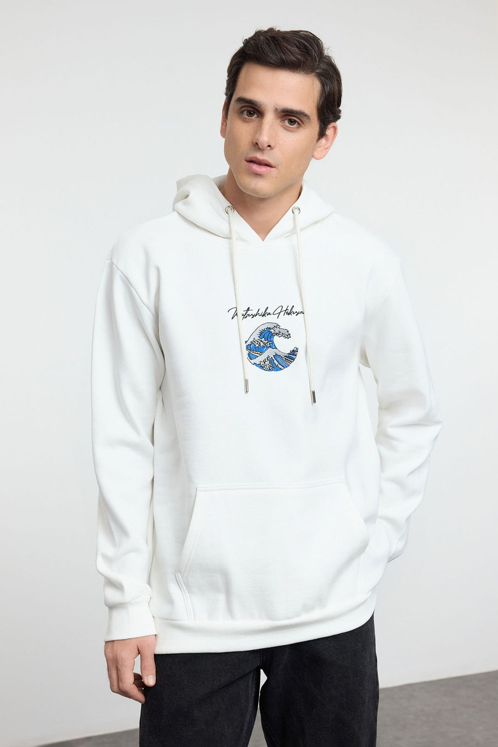 TRENDYOL MAN Un?sex Ekru Regular/Normal Kesim Hokusai Orijinal Lisansl? Kapusonlu Sweatshirt TMNAW25SW00127 - Trendyolmilla фото 2