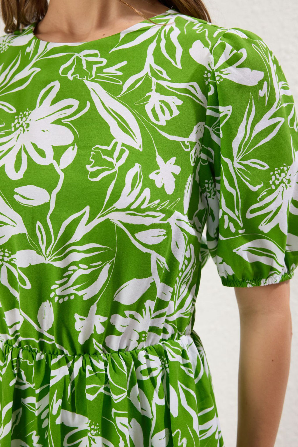 F?st?k Yesil Cicekli Etegi Belden Ac?lan Cut outl? K?sa / Mini Dokuma Elbise TWOSS22EL2858 - Trendyolmilla фото 4