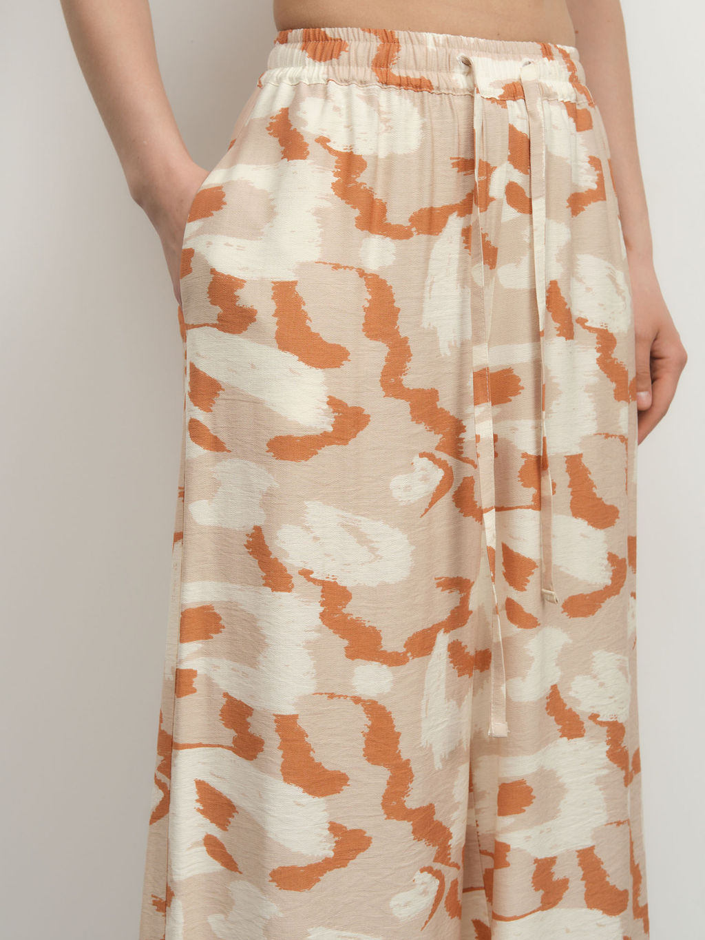 Брюки из вискозы 10367 серые с принтом