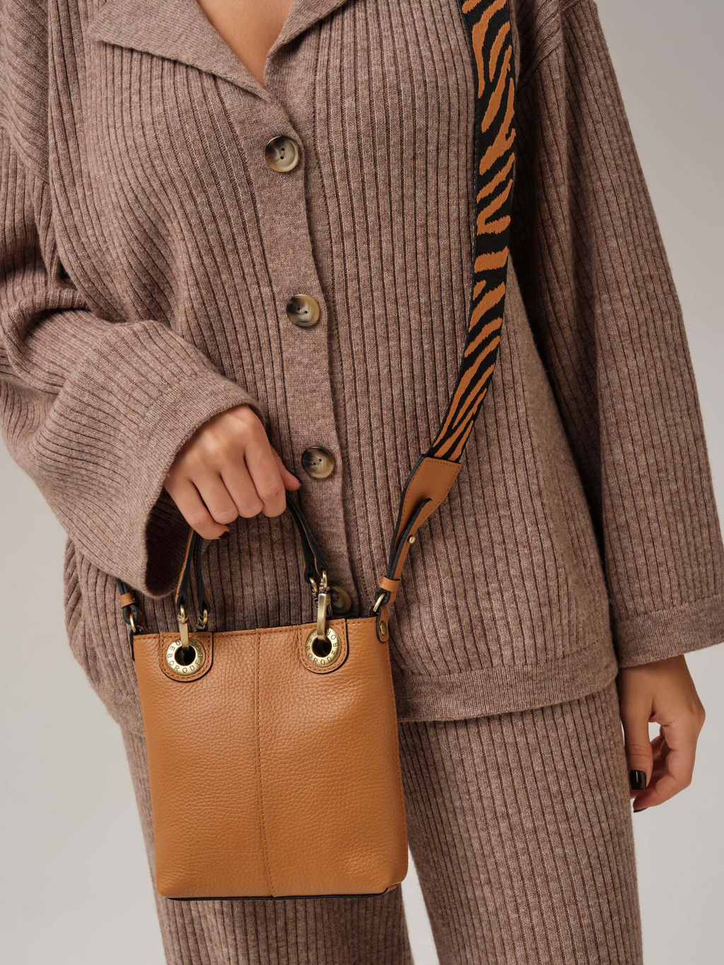 Сумка кожаная кросс-боди Deboro 30347 коричневый лист