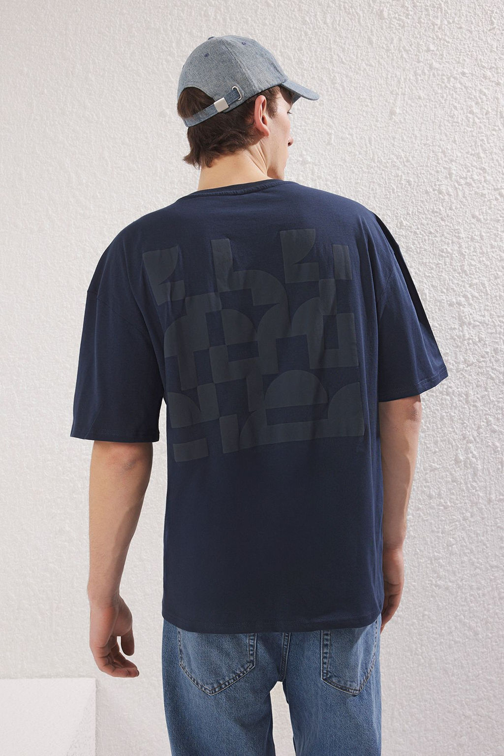 TRENDYOL MAN Beyaz Oversize/Genis Kesim Kabar?k S?rt Bask?l? %100 Pamuk T-Shirt TMNSS25TS00082 - Trendyolmilla фото 4