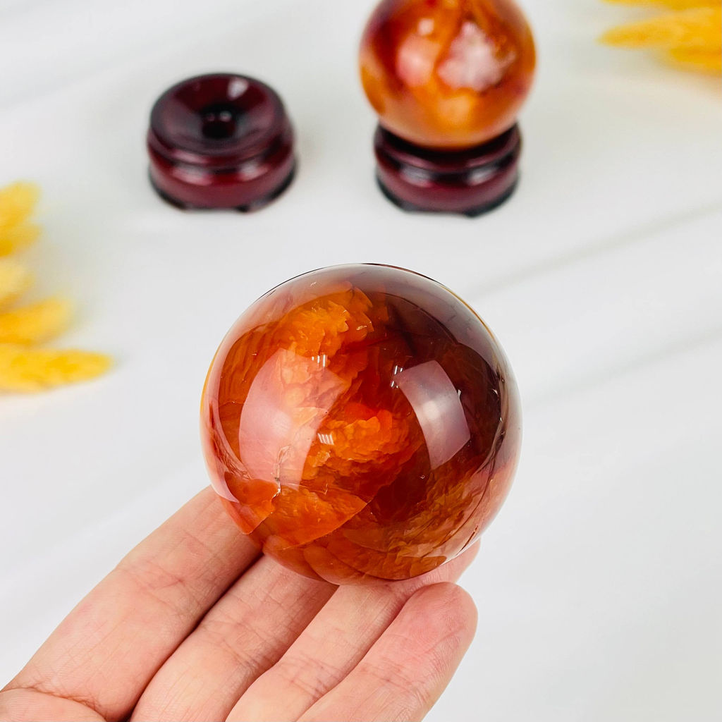 Шар из Сердолика на подставке