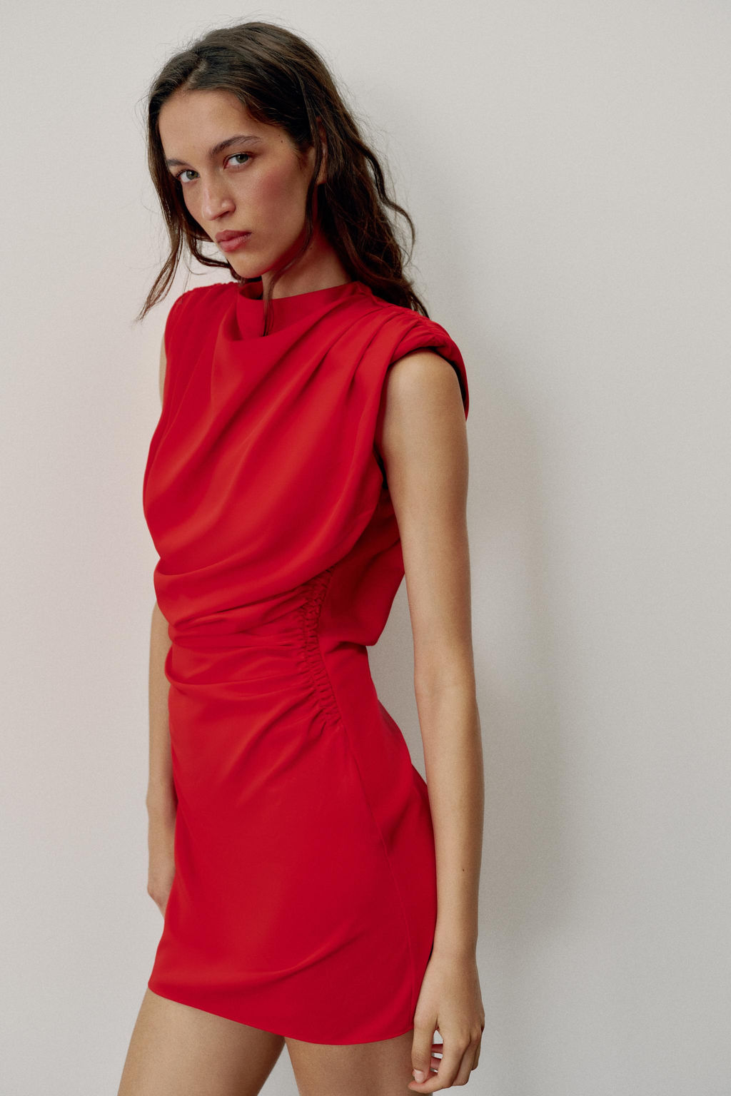 VESTIDO MINI DRAPEADO HOMBRERAS / Rojo - Zara фото 3