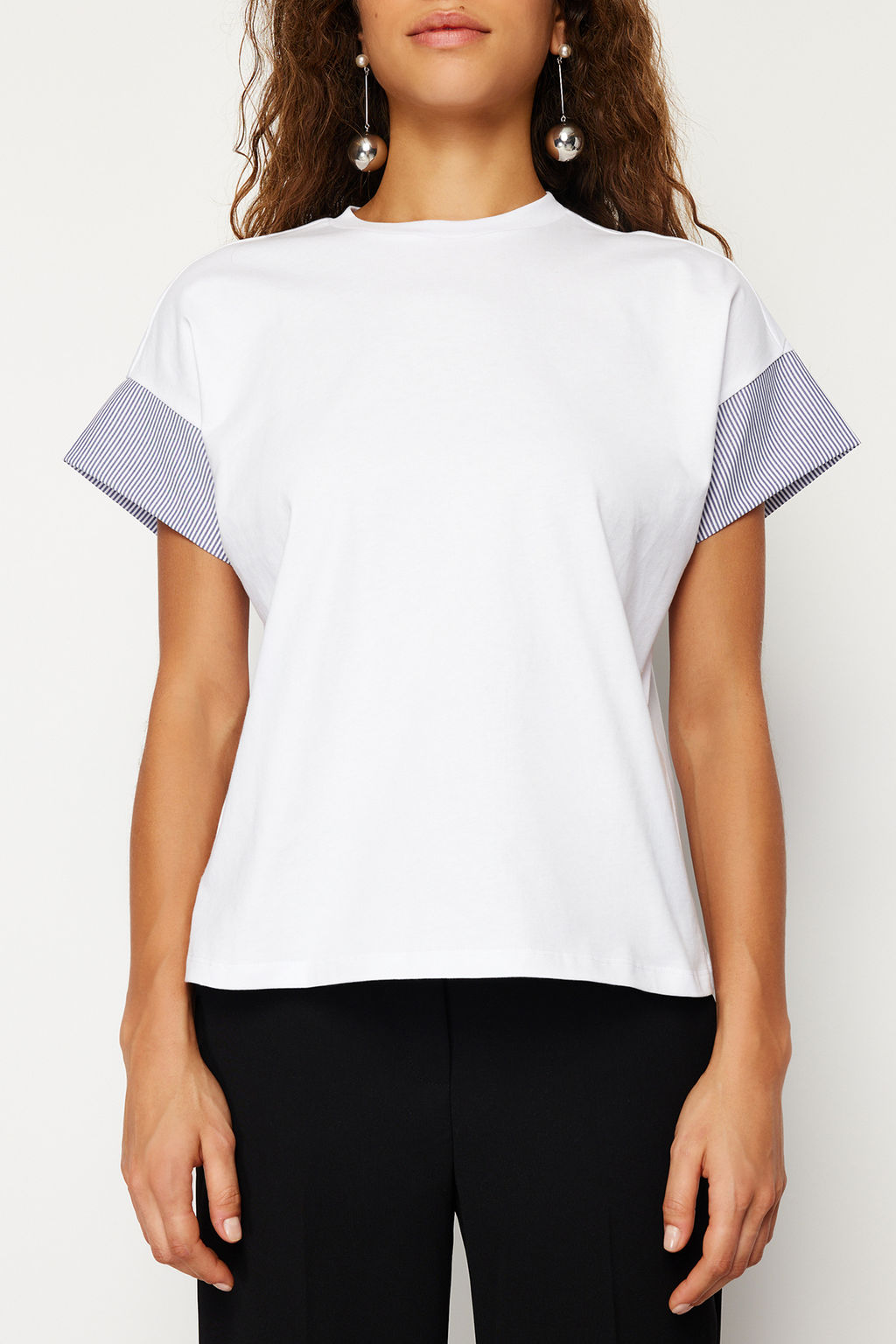 Beyaz Kal?n Pamuklu Relaxed/Rahat Kesim Poplin Kol Detayl? Orme T-Shirt TWOSS24TS00007