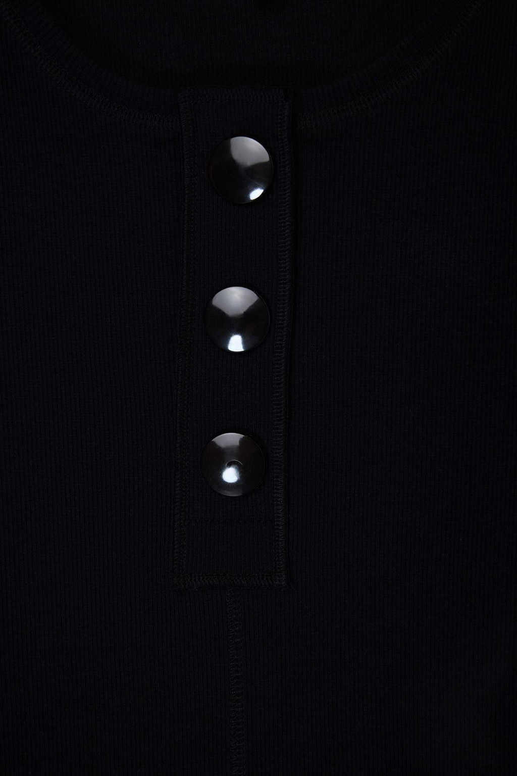 Limited Edition Siyah Vucuda Oturan K?sa Kollu Dugmeli Fitilli Esnek Orme Bluz TWOSS26BZ00473 - Trendyolmilla фото 7