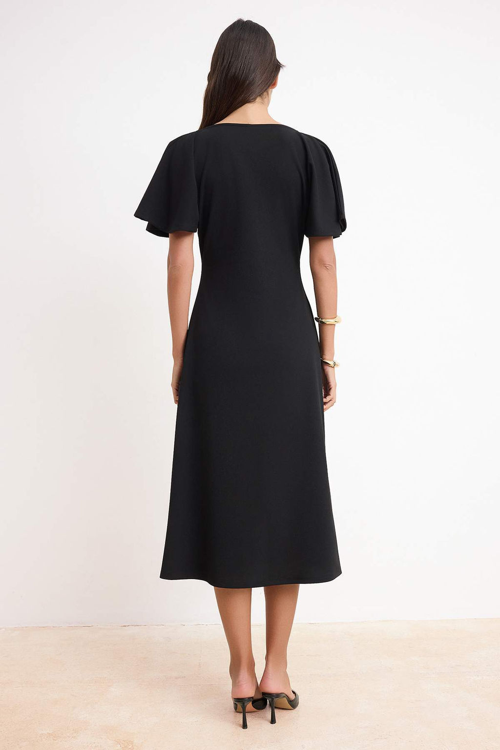 Siyah Duz Bodycon V Yaka Melek Kol K?sa Midi Scuba Krep Orme Elbise TWOSS26EL00471 - Trendyolmilla фото 4