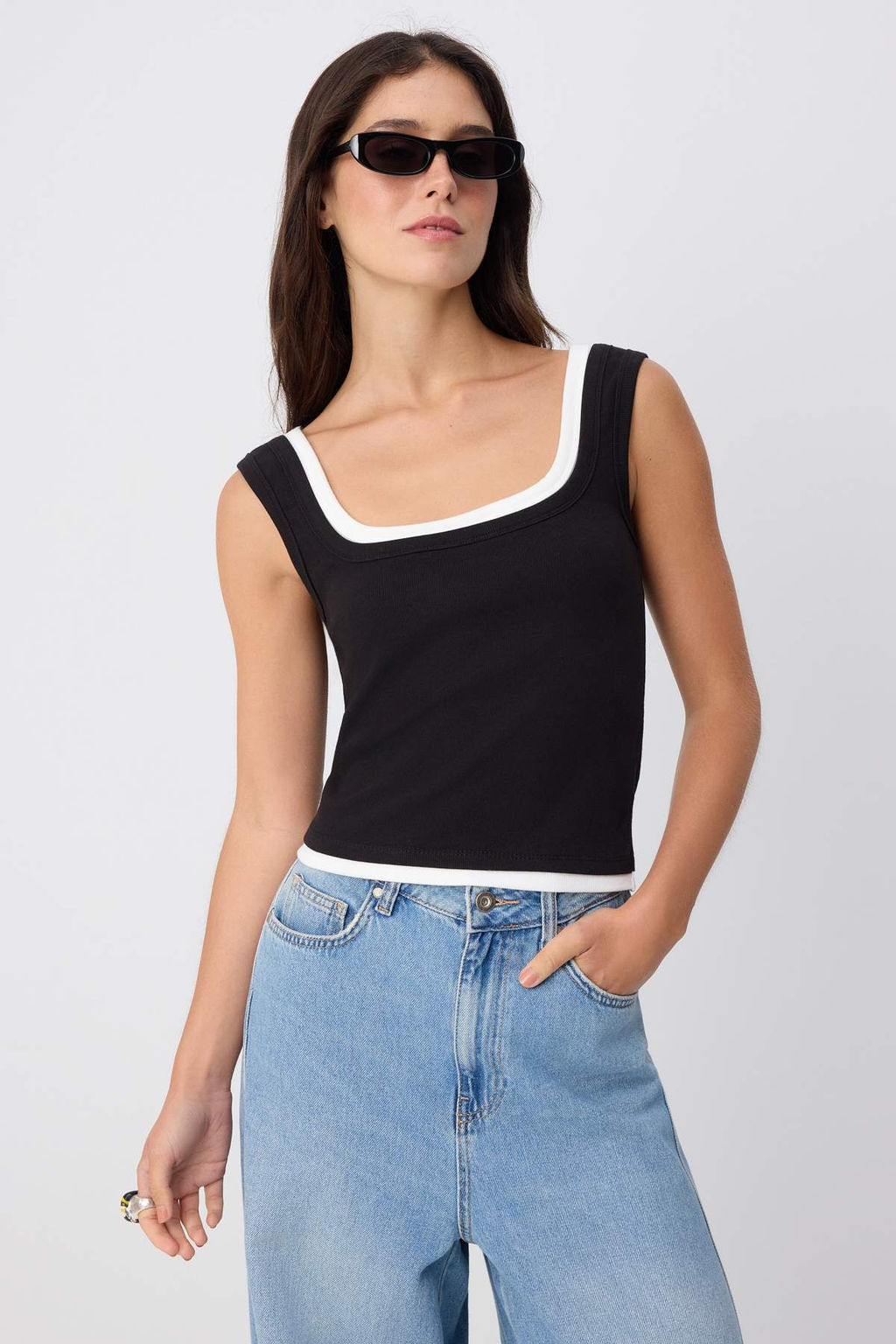 Siyah Renk Bloklu Fitted Havuz Yaka Standart Kol Kolsuz Pamuk Ribana _rme Atlet TWOSS26AL00103 - Trendyolmilla фото 2