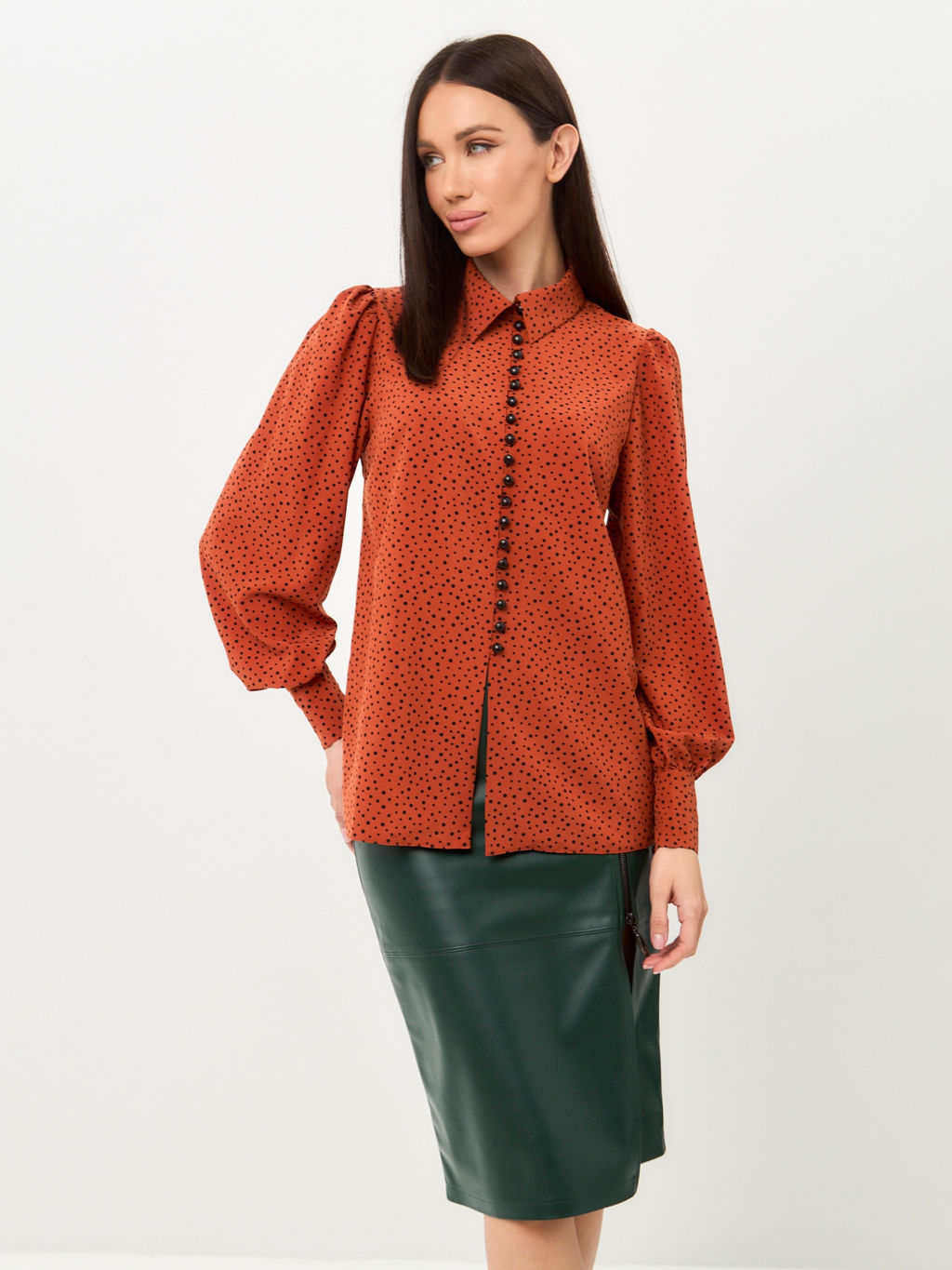 Стильная женская рубашка классического кроя с элементами романтики, горох крупный черный на терракотовом - Tantino фото 3