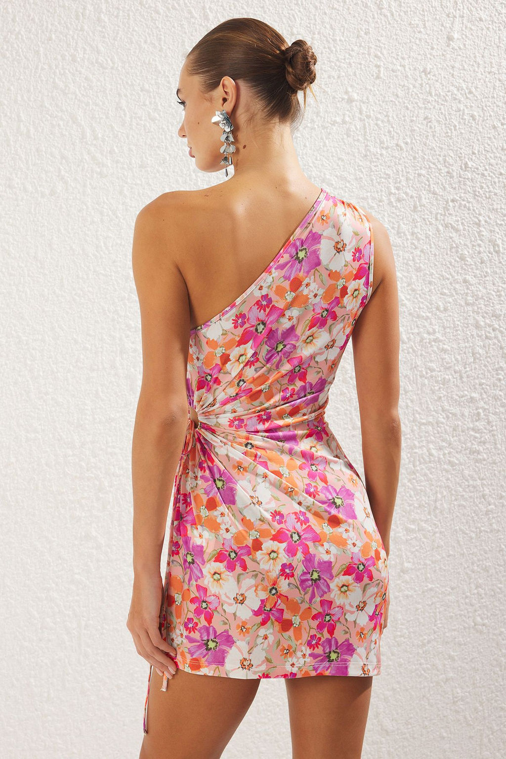 TRENDYOLMILLA Cok Renkli Cicek Desenli Vucuda Oturan Cut Out/Pencere Detayl? Orme K?sa S?k Elbise TPRSS23EL00154  фото 22