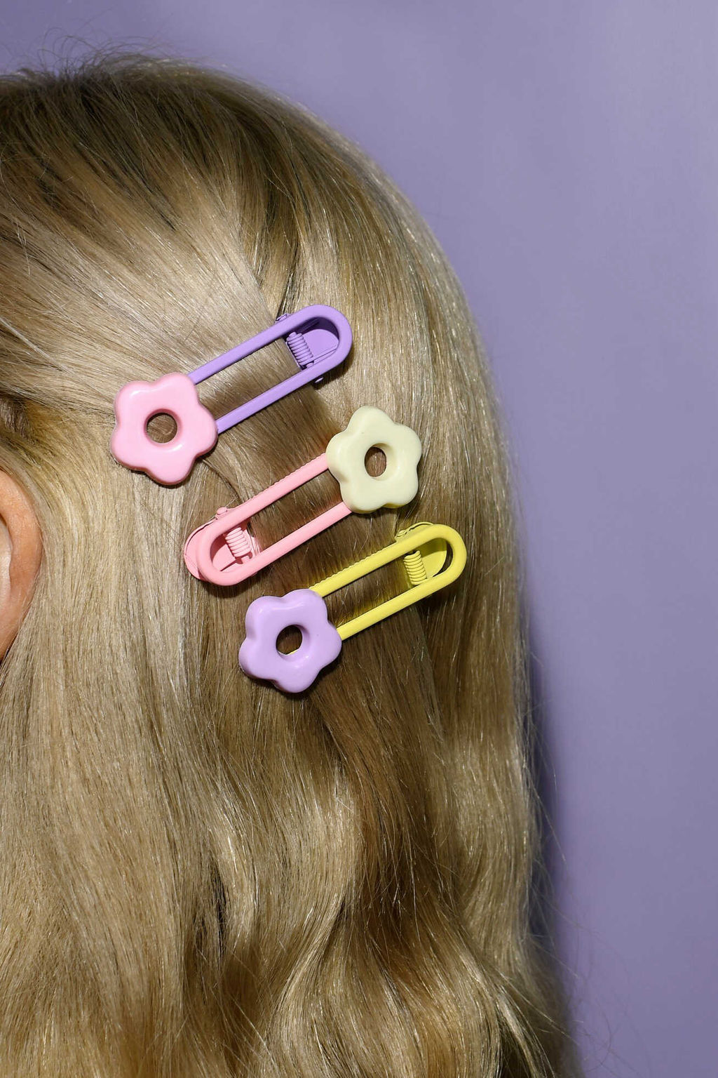 Набор заколок для волос зажим, арт. 71790 / 10 ЦВЕТОЧКИ (в наборе: 3шт., 6,2 см, черный металл, полиэфирная смола, цвет: жёлтый, розовый, сиреневый, подложка из мелованного картона + ПЭТ-пакет с европодвесом)