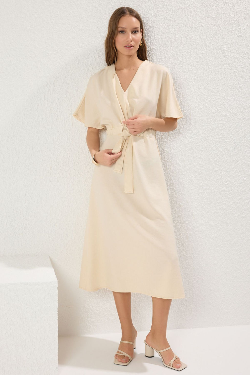 TRENDYOLMILLA Turuncu Baglama Detayl? A Kesim V Yaka Midi Dokuma Elbise TWOSS23EL01543  фото 35