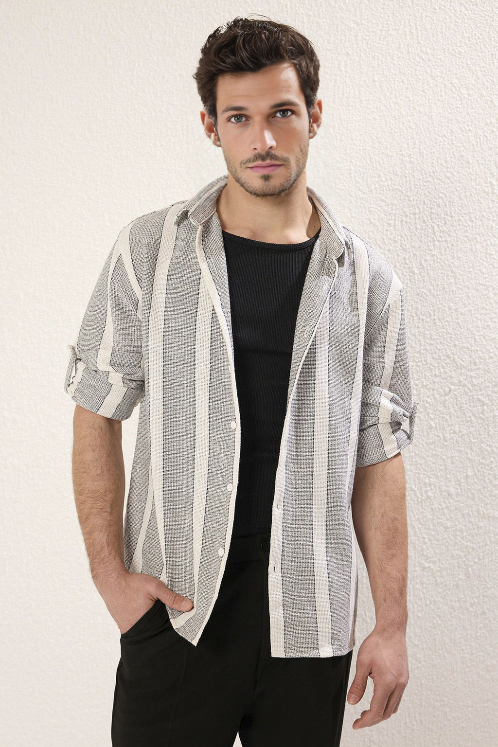 TRENDYOL MAN Siyah Regular Fit Dusuk Omuz Cizgili Etamin Dokulu Yazl?k Gomlek TMNSS25GO00029