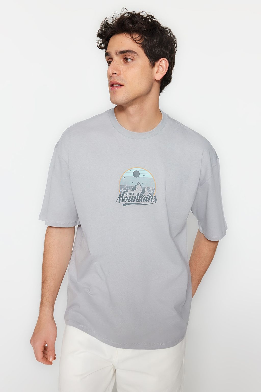 TRENDYOL MAN Kahverengi Oversize/Genis Kesim Manzara-Yaz? Bask?l? %100 Pamuklu T-Shirt TMNSS23TS00206