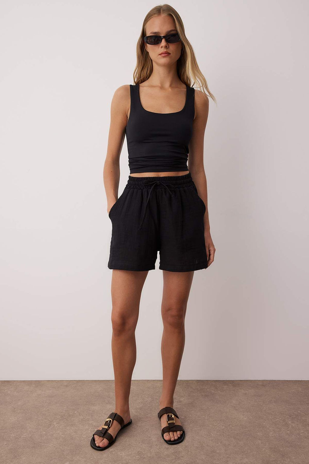 Siyah Muslin Beli Lastikli Yuksek Bel City Boy Sort & Bermuda TWOSS25SR00233 - Trendyolmilla фото 8