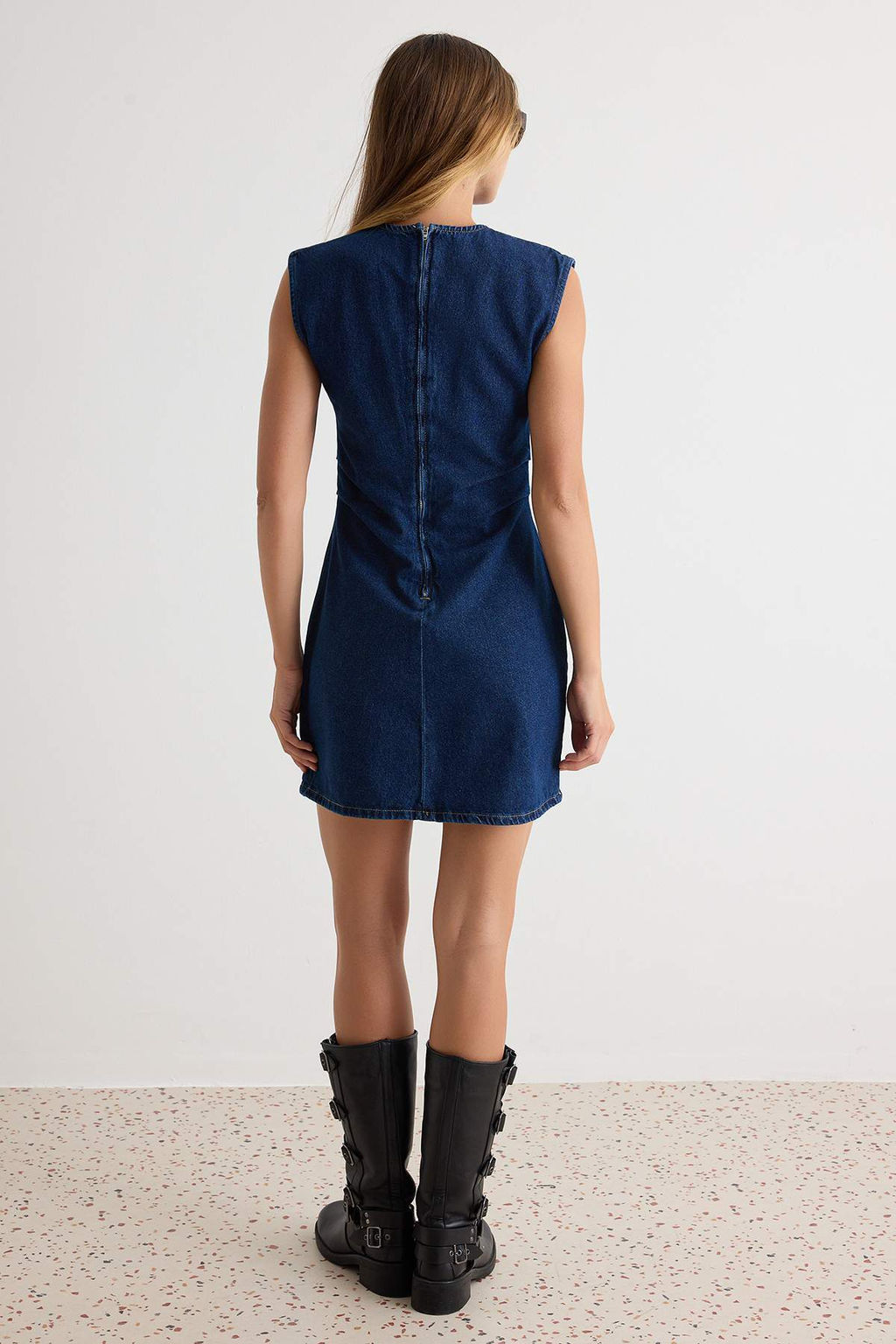 Koyu Mavi Az Esnek Bel Detayl_ Mini Denim Elbise TWOAW27EL00029 - Trendyolmilla фото 4