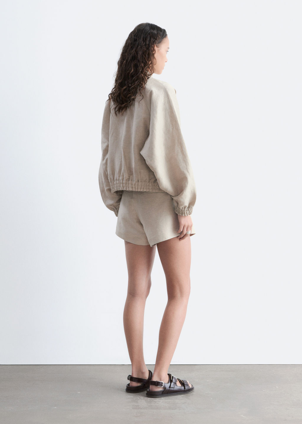 Pantalones cortos plisados en mezcla de lino