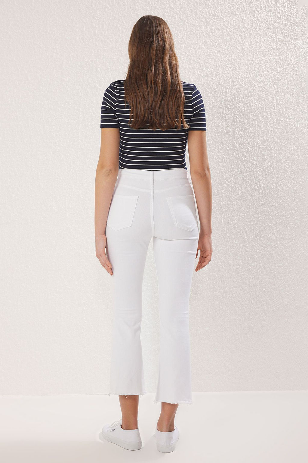 Beyaz Pacas? Kesikli Yuksek Bel Crop Flare Jeans TWOSS25JE00266 - Trendyolmilla фото 4