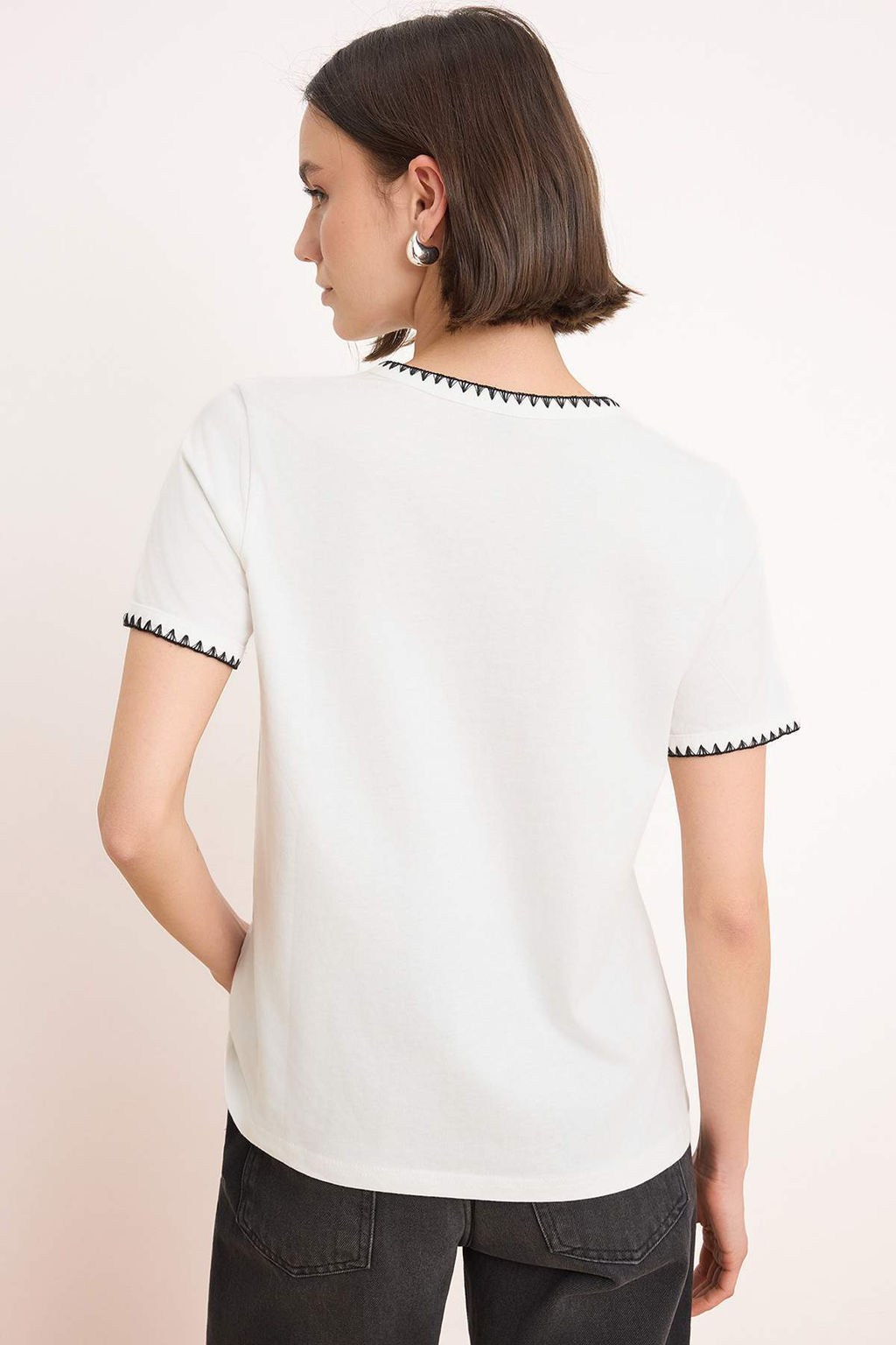 Beyaz %100 Pamuk Kontrast Dikis Detayl? Basic Bisiklet Yaka Orme T-Shirt TWOSS19AD0085