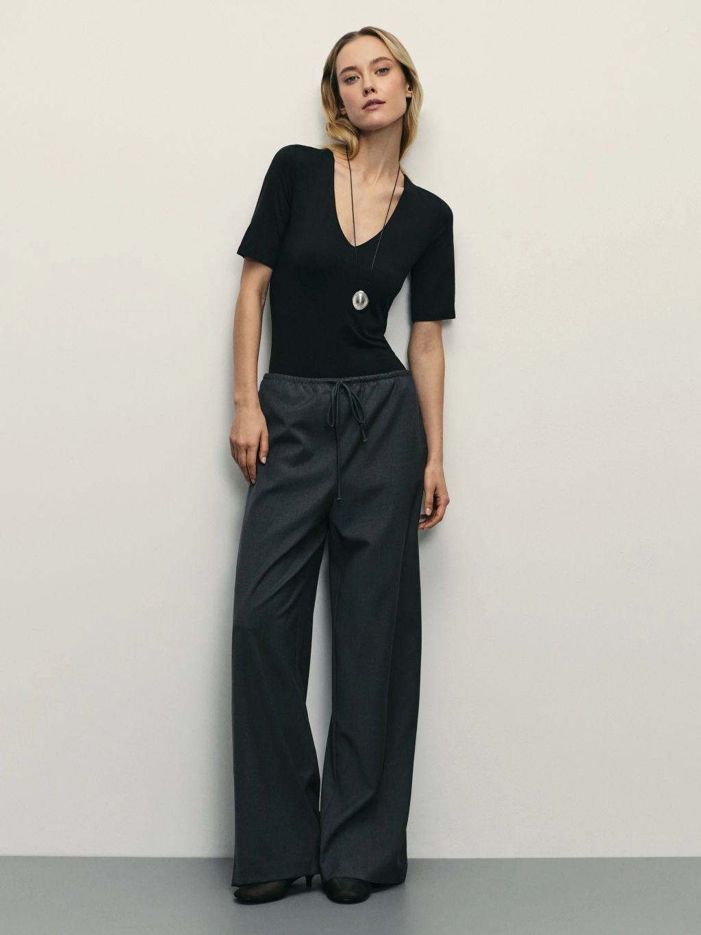 Базовое боди с V-образным вырезом и коротким рукавом / Zarina  фото 2