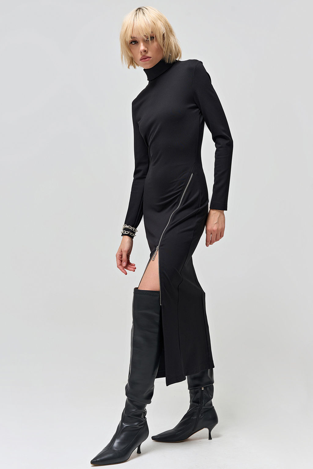 Платье из плотного трикотажа с застежкой на молнию черное