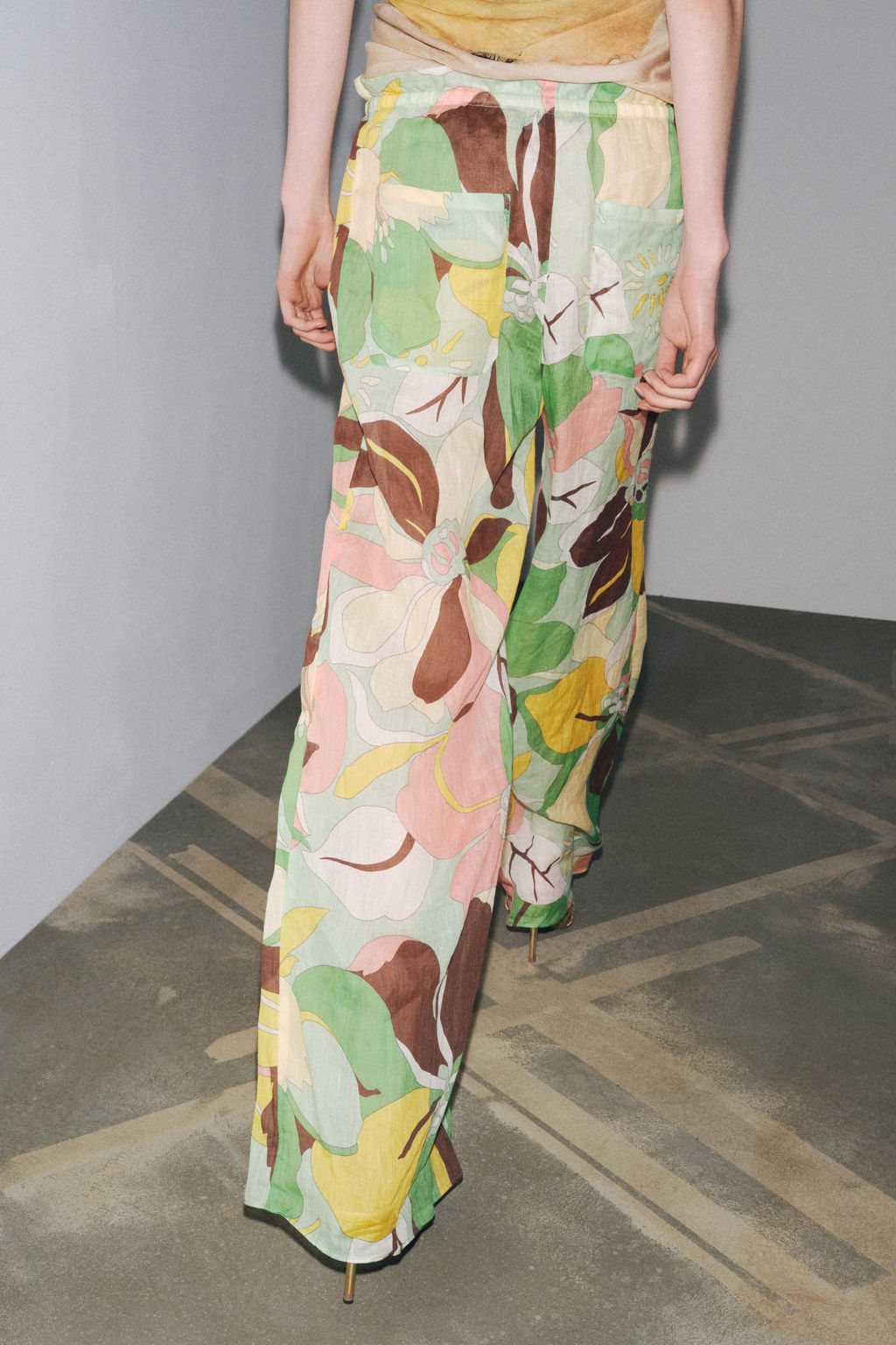 ZW COLLECTION RAMIE FLORAL PRINT TROUSERS - Zara фото 5