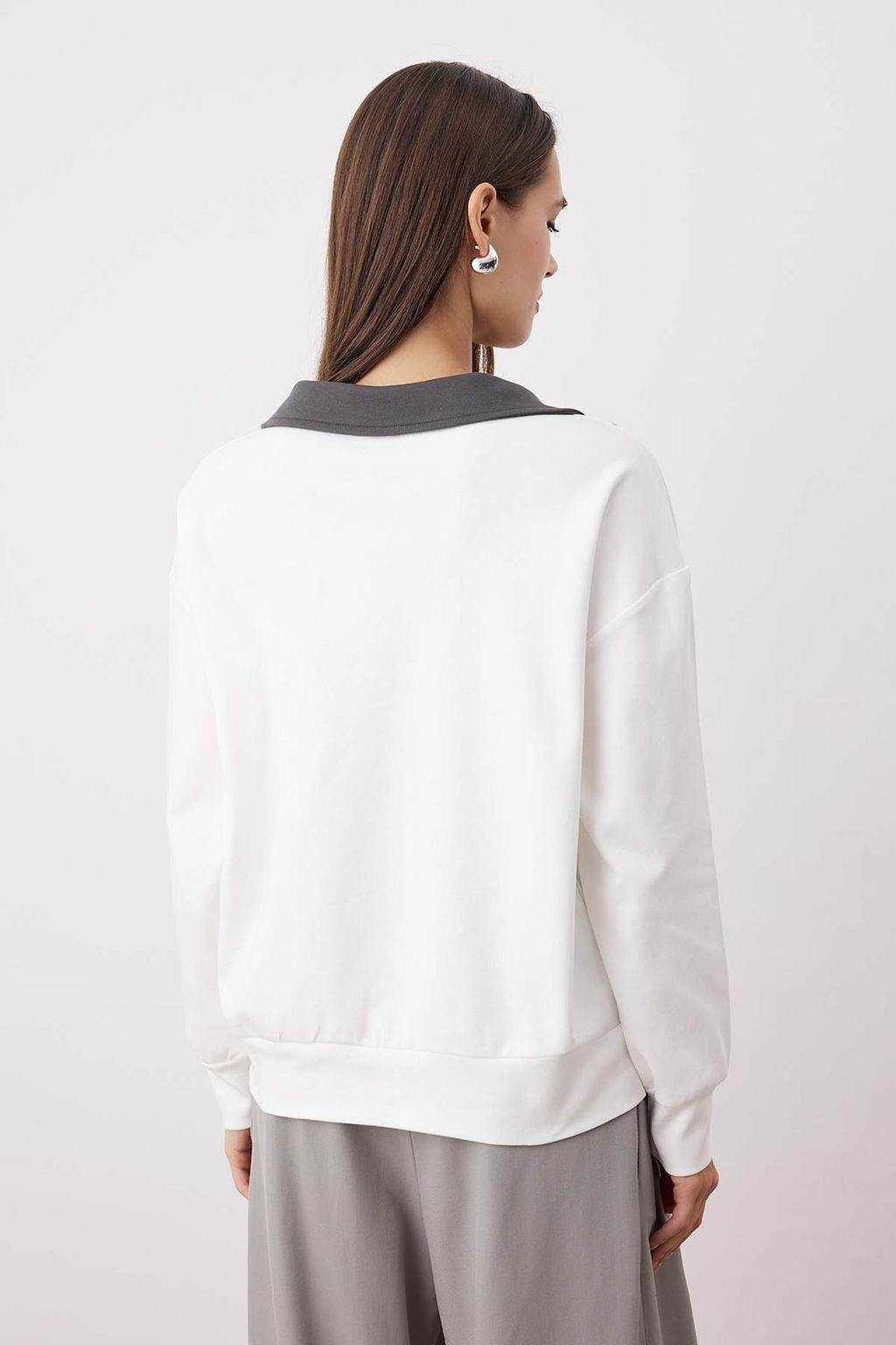Ekru Renk Bloklu Polo Yaka Relaxed/Rahat Kal?p Orme Sweatshirt TWOAW26SW00043