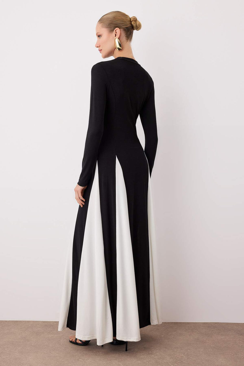 Siyah-Beyaz Renk Bloklu Orme Maxi S?k Abiye Gece Mezuniyet Elbisesi TPRAW26AE00017 - Trendyolmilla фото 4