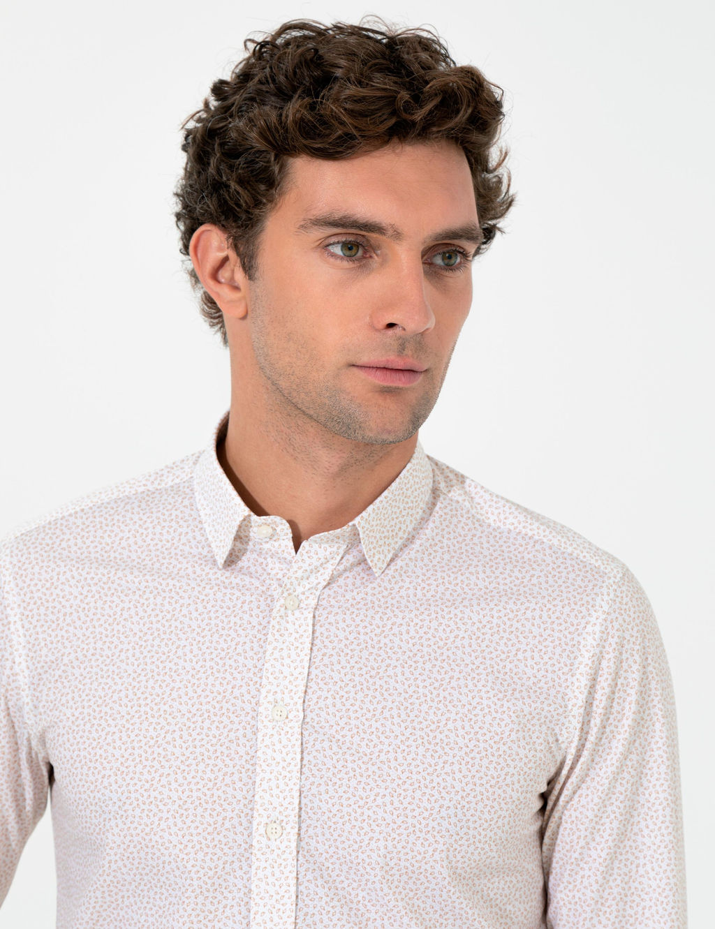 Бежевая приталенная рубашка с длинным рукавом