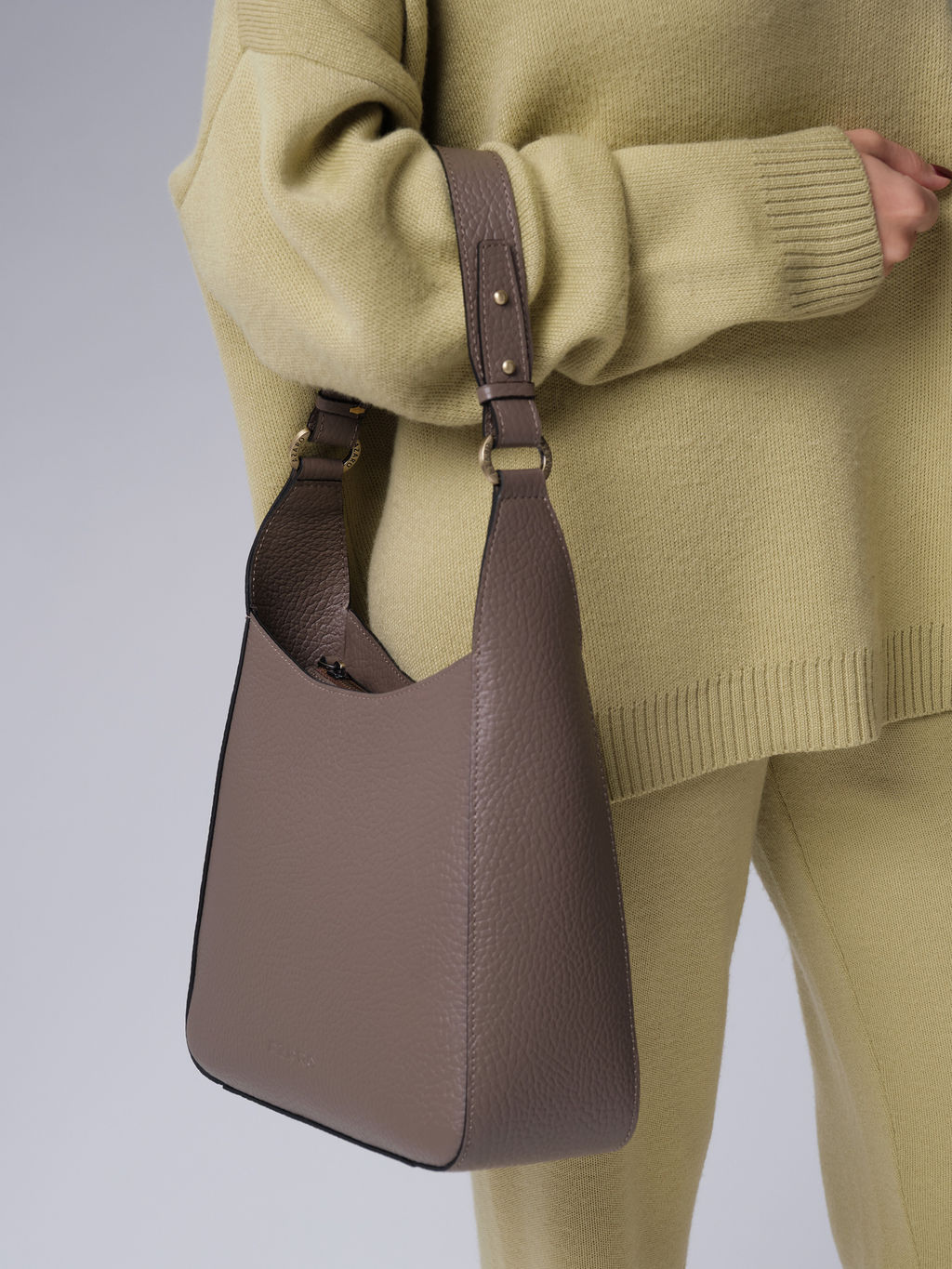 Кожаная сумка Azaro 31027 тауп