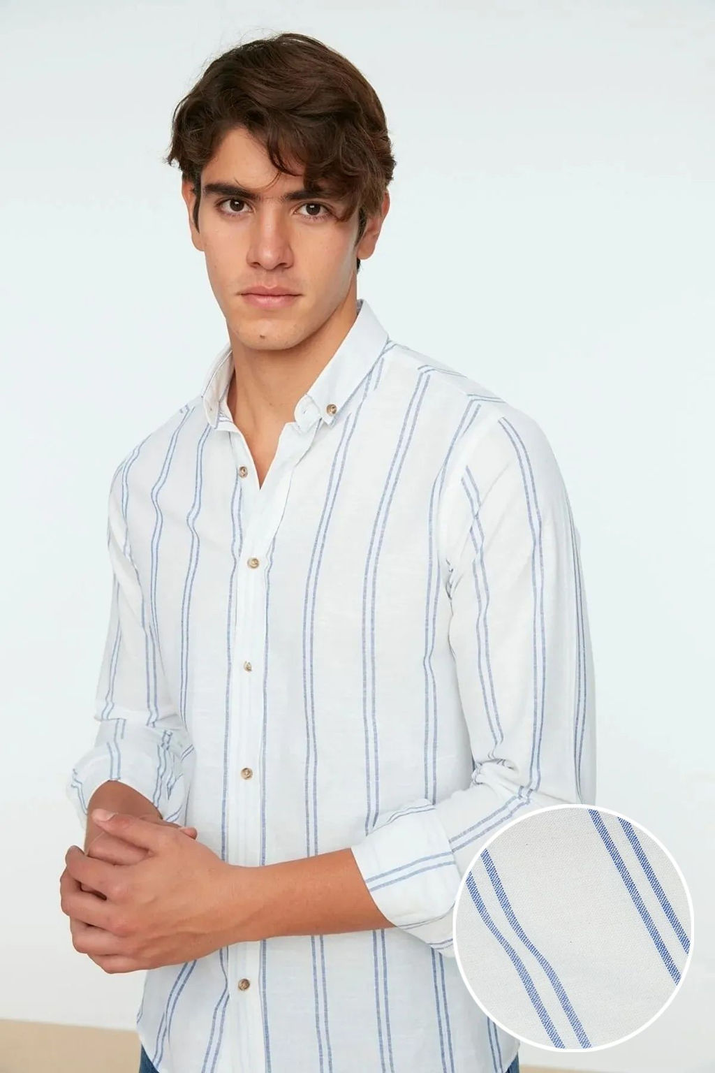TRENDYOL MAN Beyaz Slim Fit Dugmeli Yaka Ince Cizgili Gomlek TMNSS20GO0092