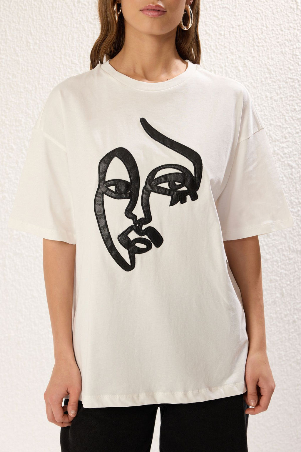 TRENDYOLMILLA Ekru %100 Pamuk Kabartma Bask?l? Oversize/Genis Kal?p Orme T-Shirt TWOSS25TS00081 фото 3