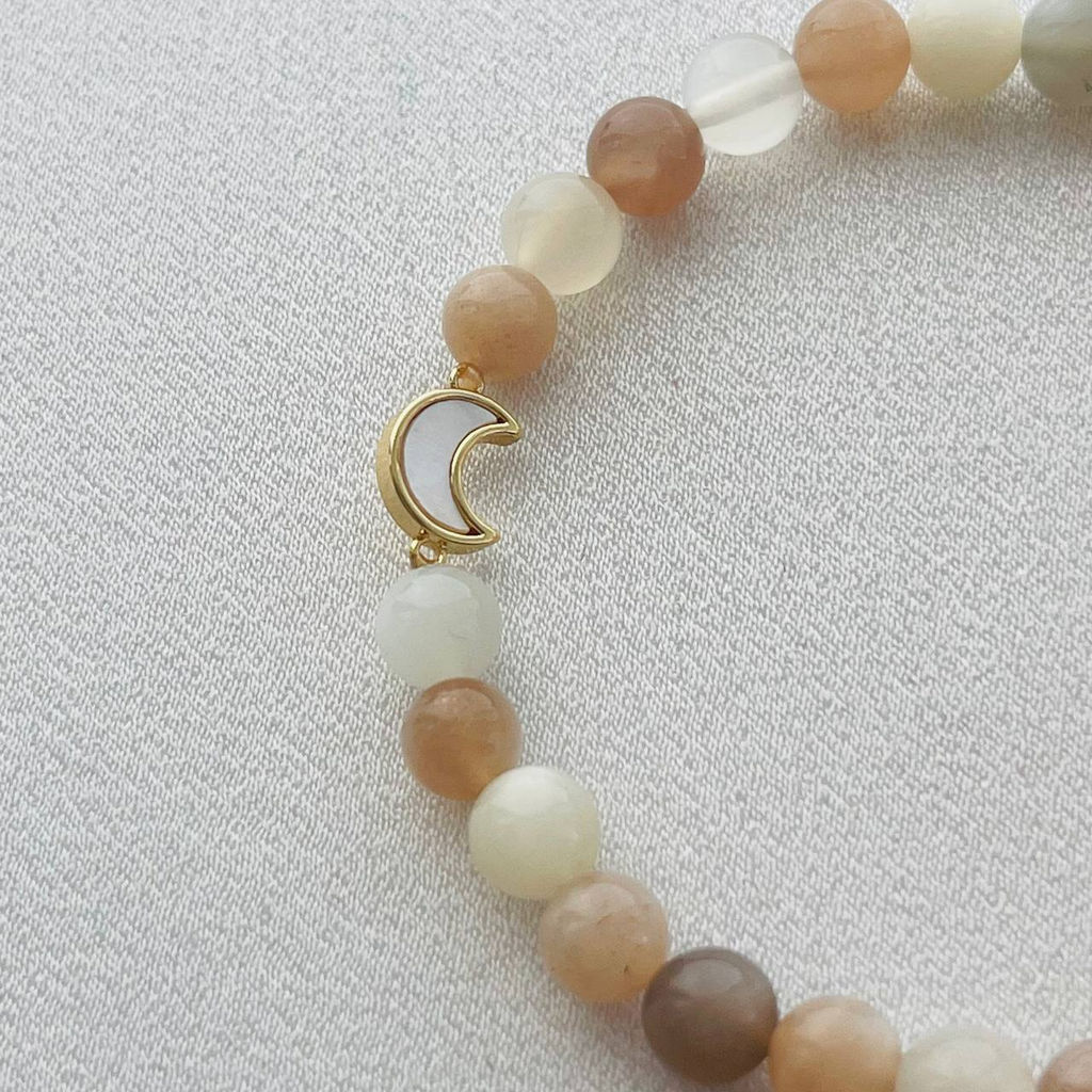 Браслет из Лунного камня микс с перламутровой вставкой "Месяц" 18 см