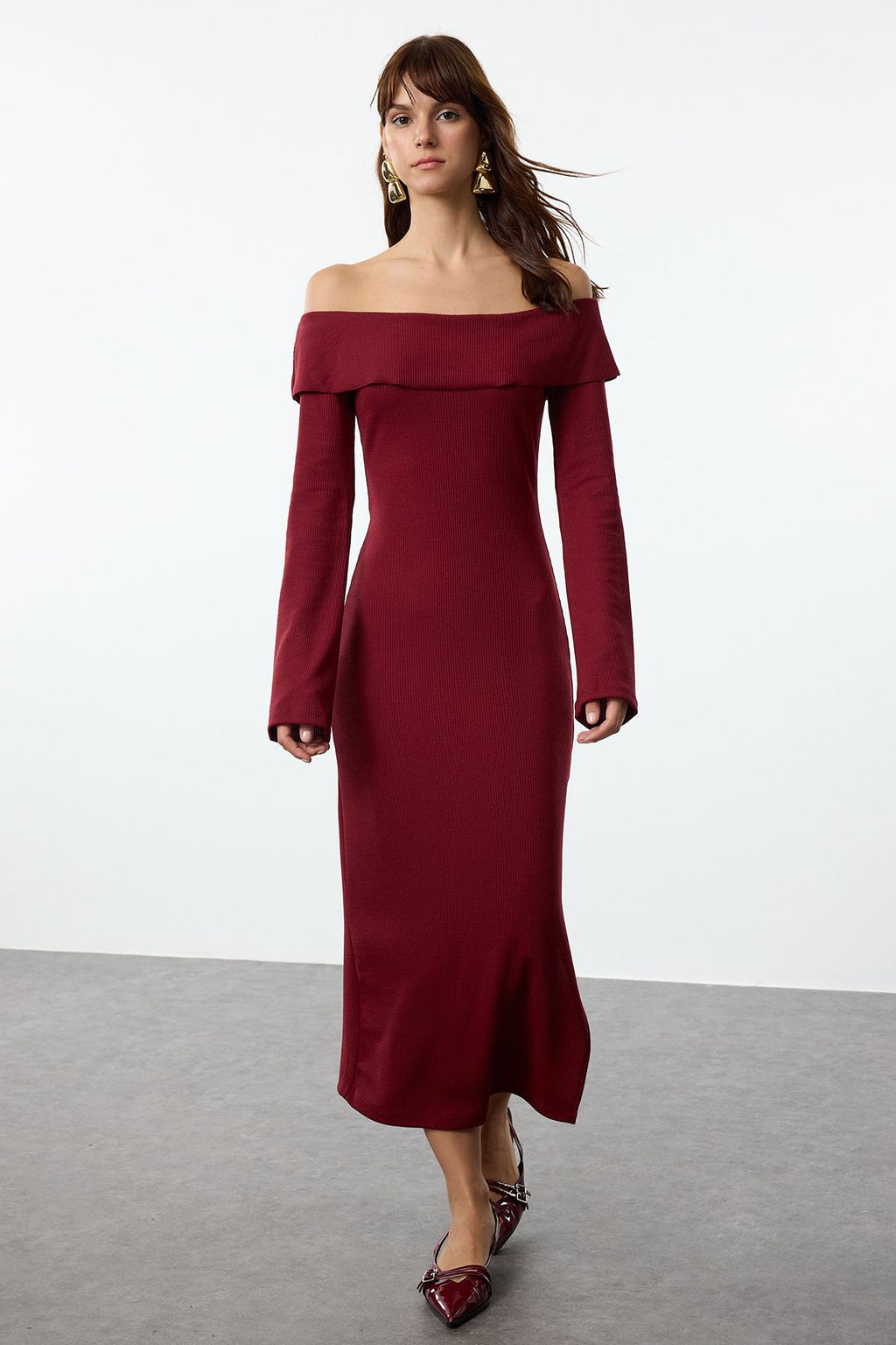 TRENDYOLMILLA Siyah Fitted/Vucuda Oturan Yumusak Dokulu Midi Esnek Orme Kalem Madonna Yaka Elbise TWOAW24EL00803