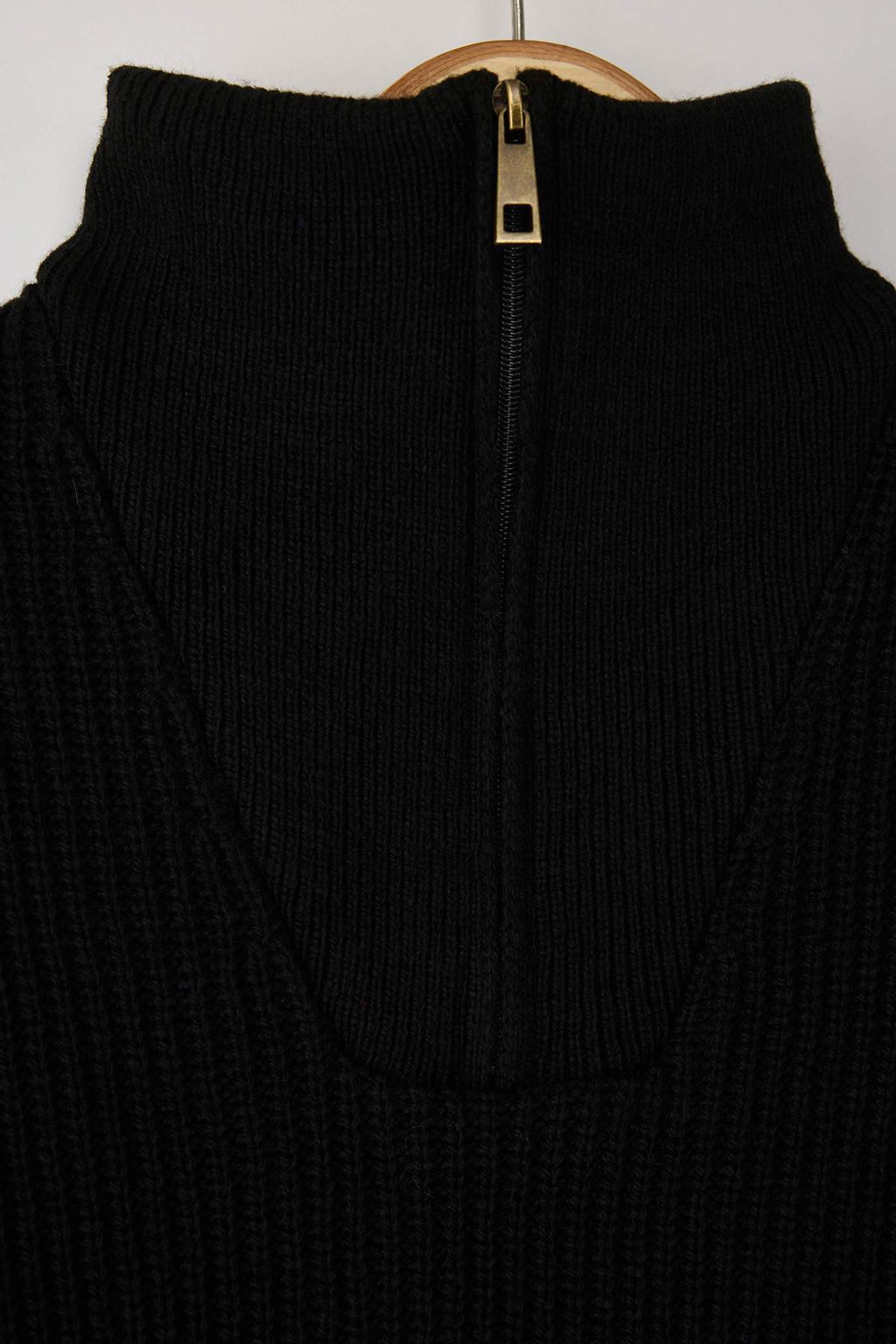 Siyah Regular Fit Yunlu Fermuarl? Bal?kc? Yaka Triko Kazak TMNAW22KZ0347