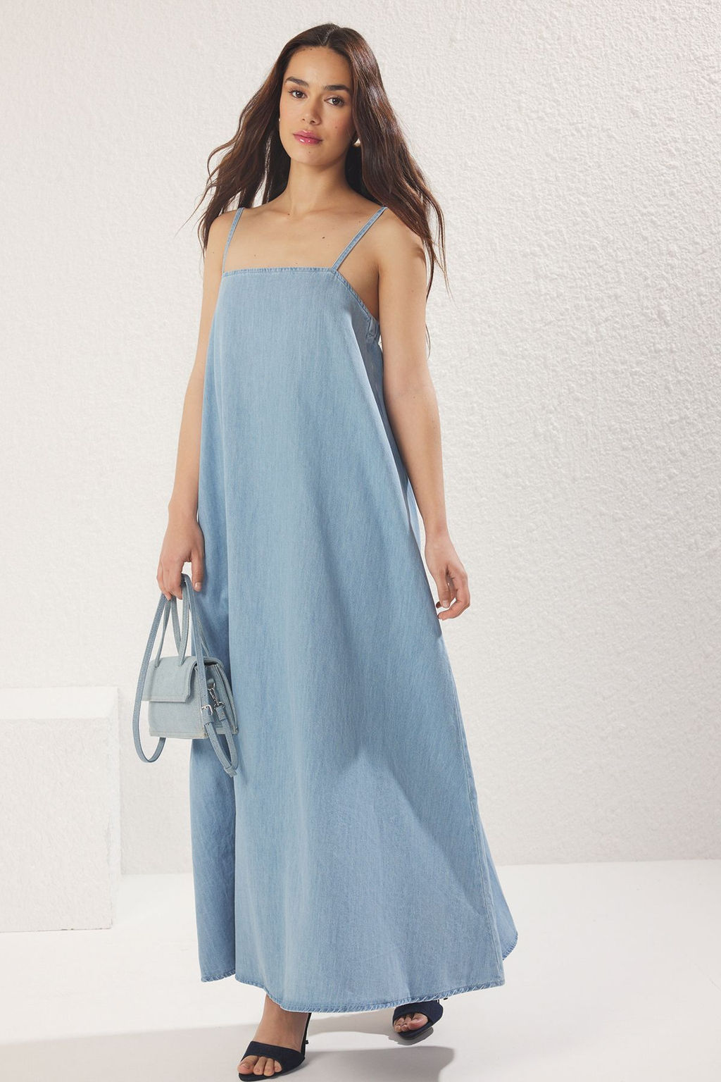 TRENDYOLMILLA Ac?k Mavi Ask?l? Kare Yaka Oversize Maxi Denim Can Elbise TWOSS25EL00595