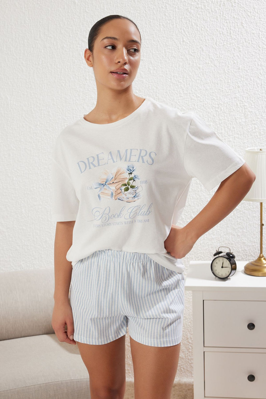 Trendyolmilla Ekru-Mavi %100 Pamuklu Cizgili Bask?l? Sortlu Orme Pijama Tak?m? THMSS25PT00214