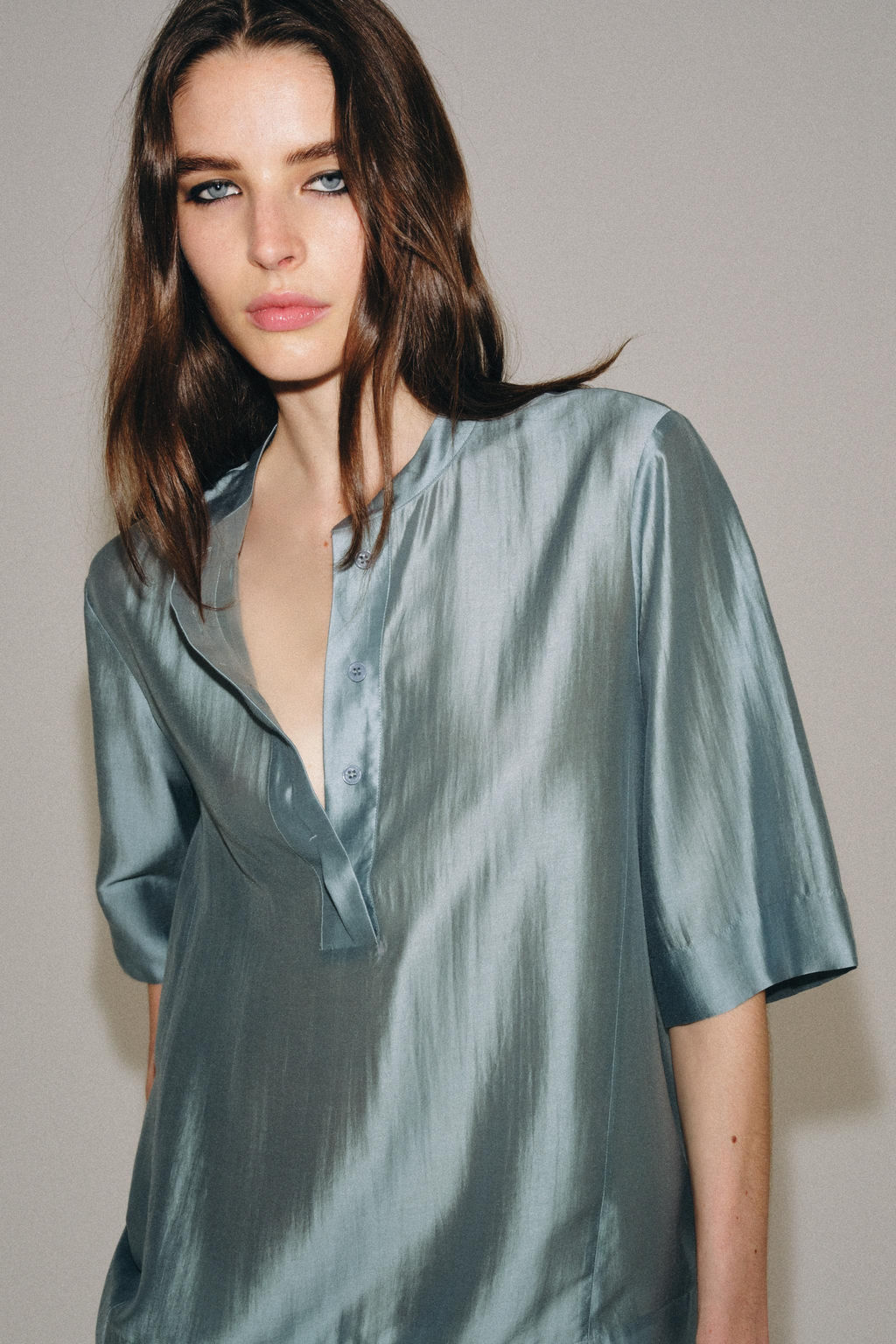 BLUSA FLUIDA MANGA CORTA ZW COLLECTION / Gris azul - Zara фото 2