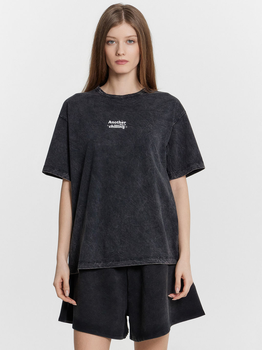 Футболка женская с принтом и надписью another day of chilling - Mark formelle фото 3