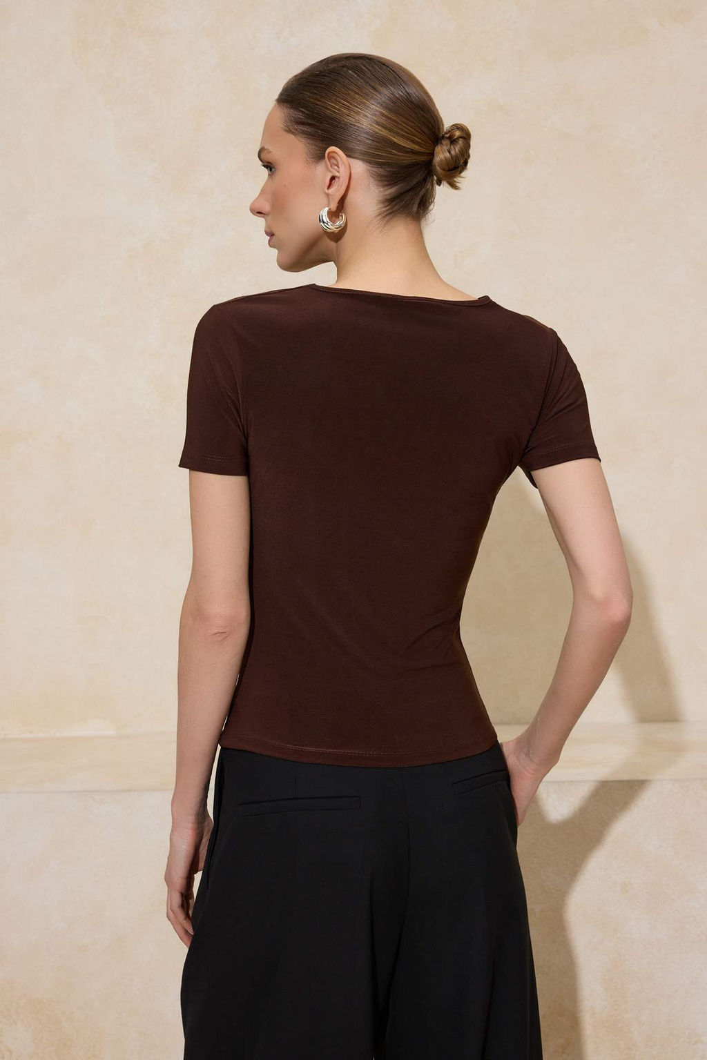 Kahverengi Fitted/Vucuda Oturan K?sa Kollu Yumusak Orme Bluz TWOSS26BZ00016