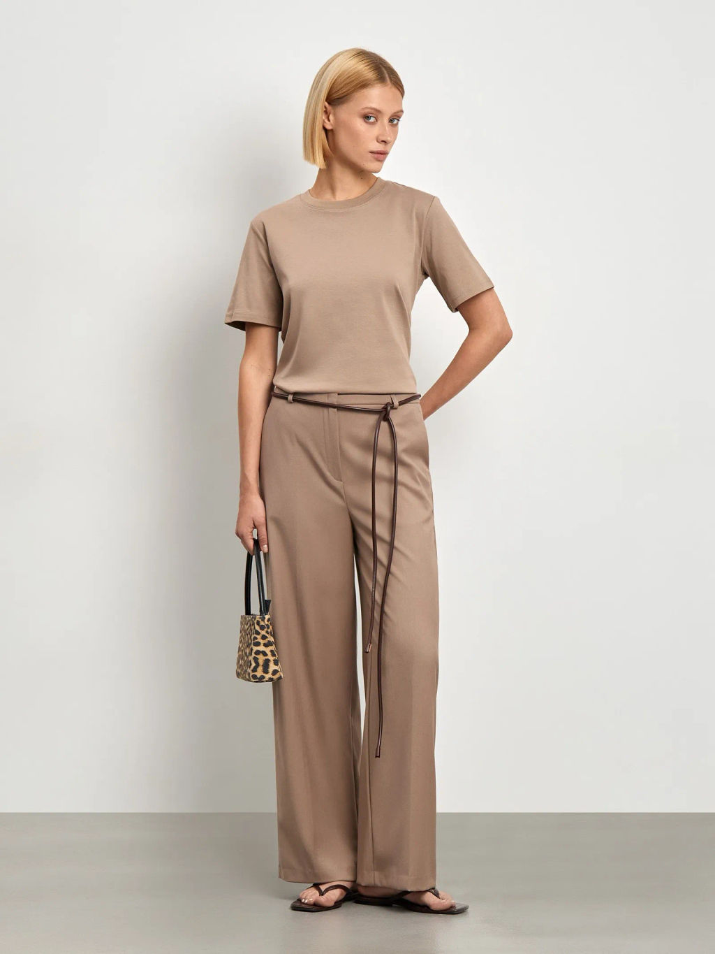 Стильная базовая футболка в цвете мокко - Emka фото 2