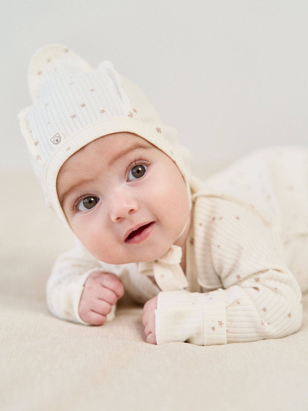 Чепчик Бежевые звезды 0+ - Bungly фото 4