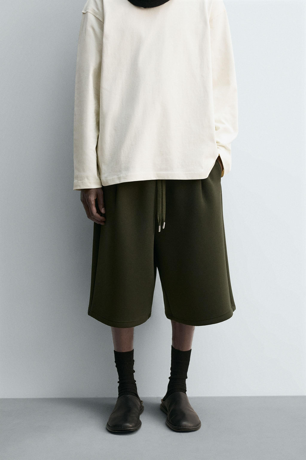 PLEATED NEOPRENE-EFFECT LONG BERMUDA SHORTS - Zara фото 2