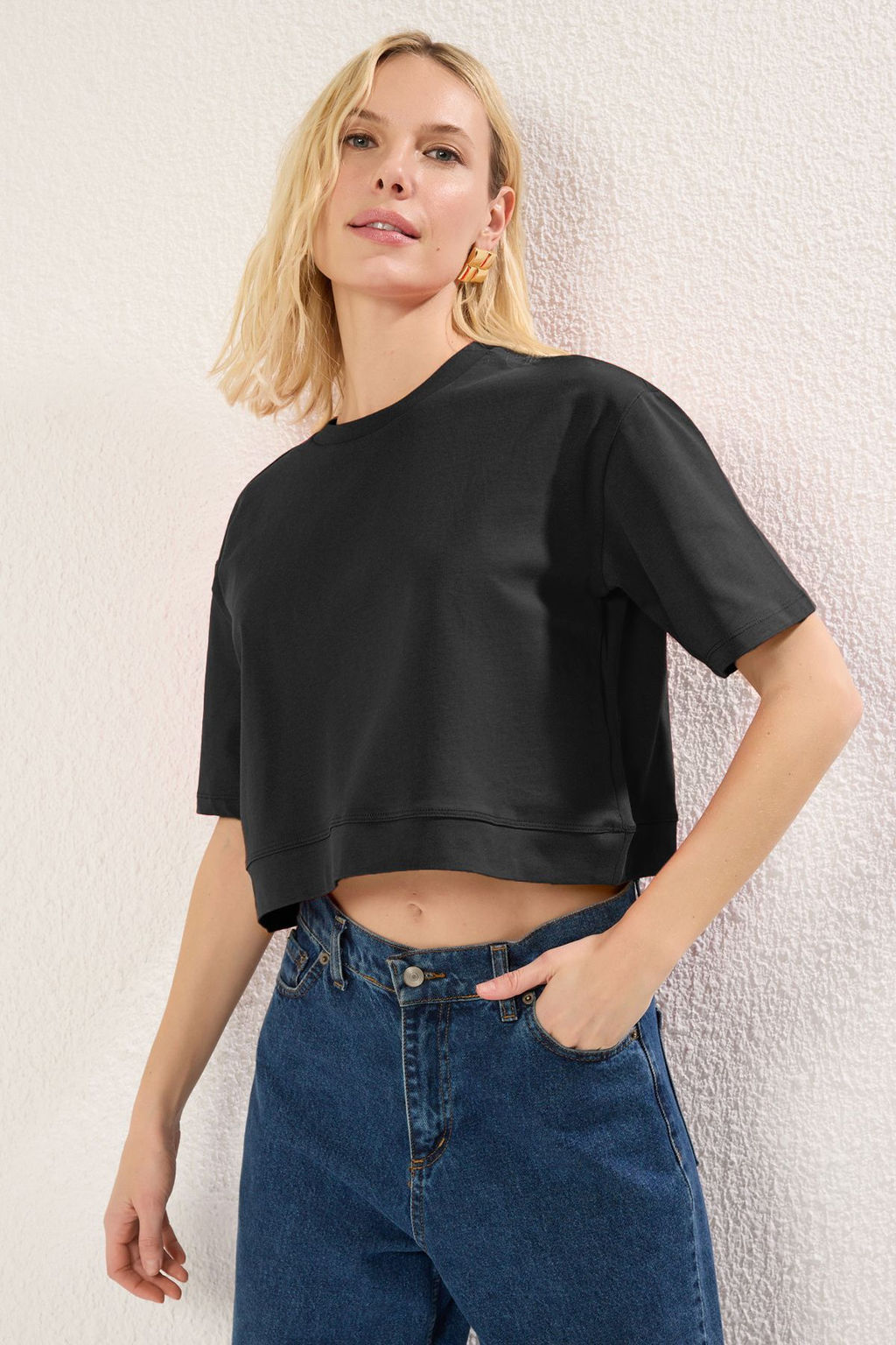 Siyah %100 Pamuk Relaxed/Rahat Kal?p Crop Bisiklet Yaka Orme T-Shirt TWOSS25TS00022