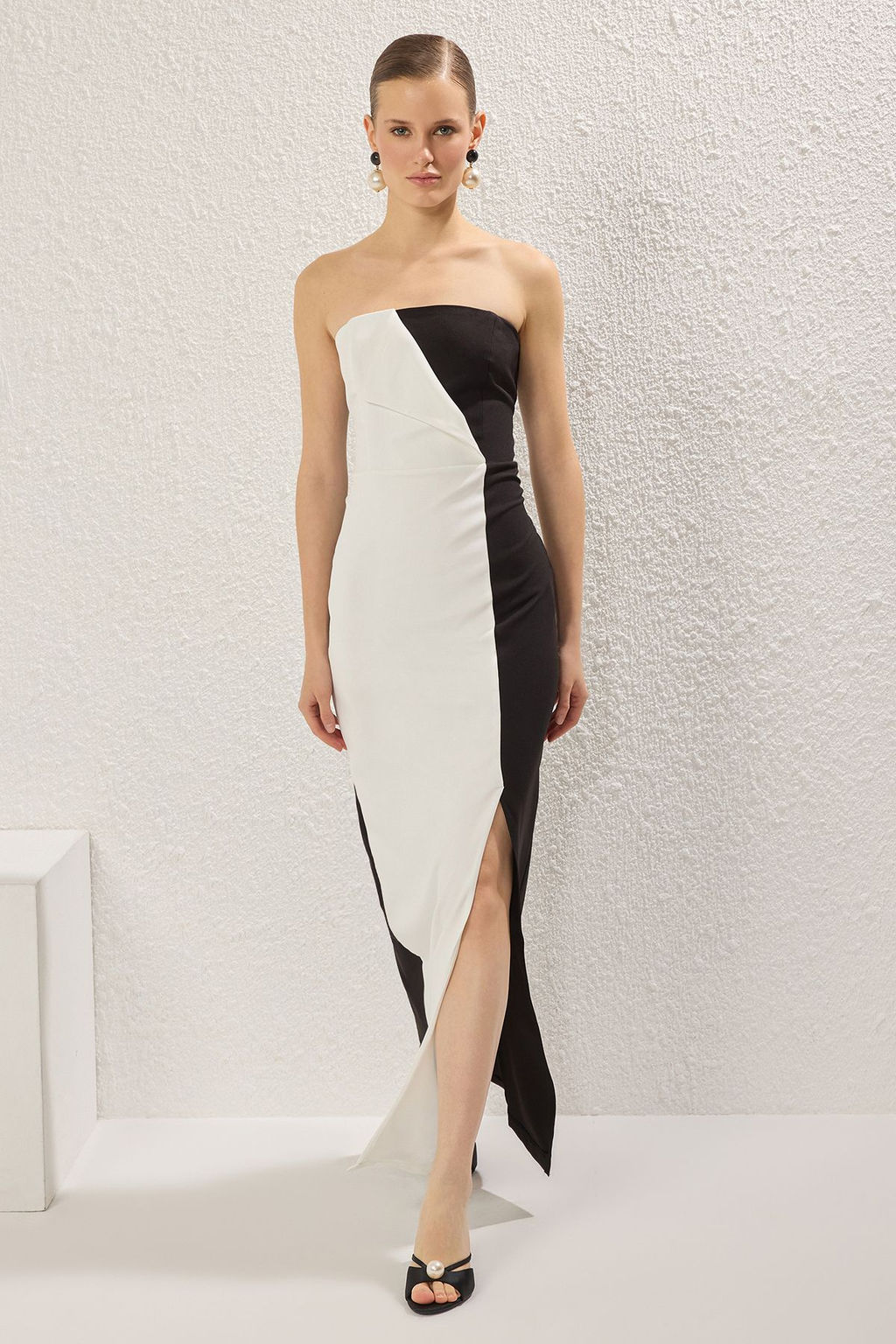 TRENDYOLMILLA Siyah-Beyaz Straplez Dokuma Uzun S?k Abiye & Mezuniyet Elbise TPRSS25AE00150  фото 4