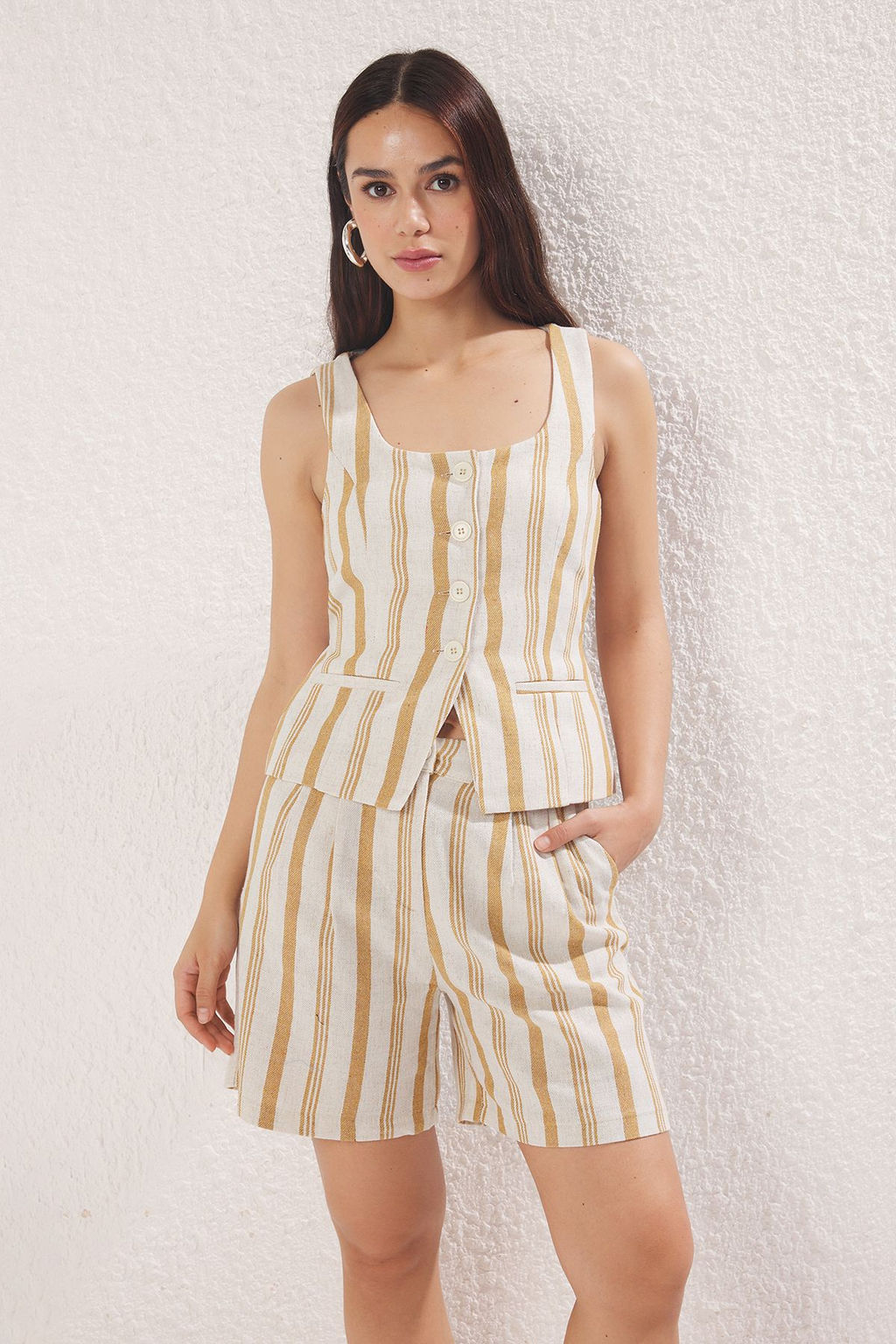 TRENDYOLMILLA Cok Renkli Cizgili Keten Gorunumlu Sort & Bermuda TWOSS25SR00184